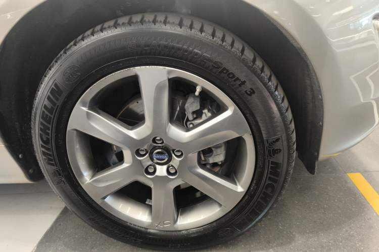 Used Volvo XC60 2014 T6 Zhiyi Edition Right Front Wheel Hub