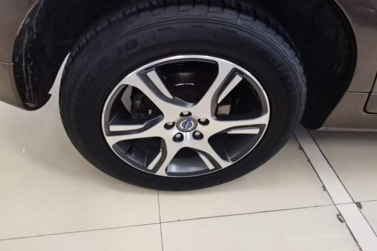 Used Volvo XC60 2014 T5 Zhiyi Edition Right Rear Wheel Hub