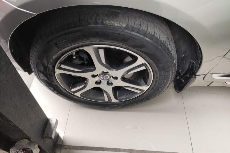 Used Volvo XC60 2014 T5 Zhiya Edition Left Front Wheel Hub