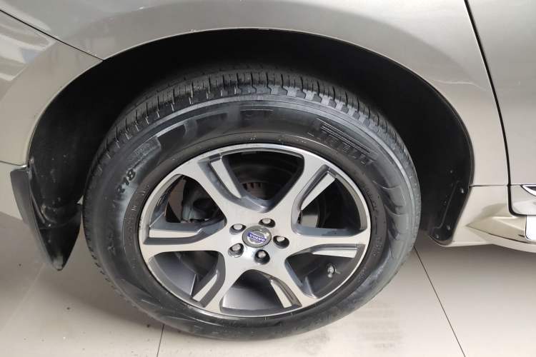 Used Volvo XC60 2014 T5 Zhiya Edition Right Rear Wheel Hub