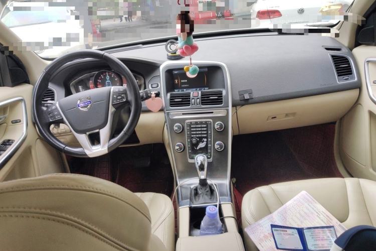 Used Volvo XC60  Center Console