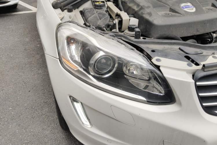 Used Volvo XC60  Right Front Headlight