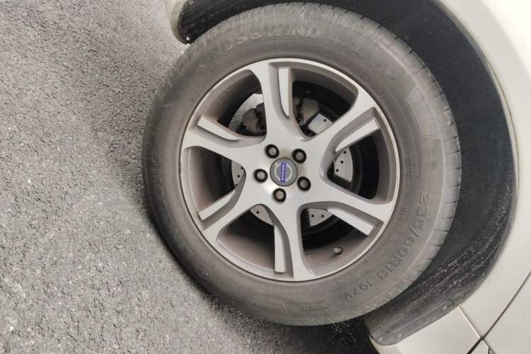 Used Volvo XC60  Right Front Wheel Hub