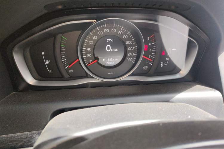 Used Volvo XC60 2015 T5 Smart Upgrade Model Odometer Close Up