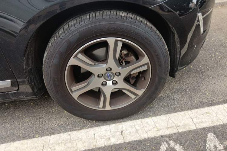 Used Volvo XC60 2015 T5 AWD Zhiyuan Edition Right Front Wheel Hub