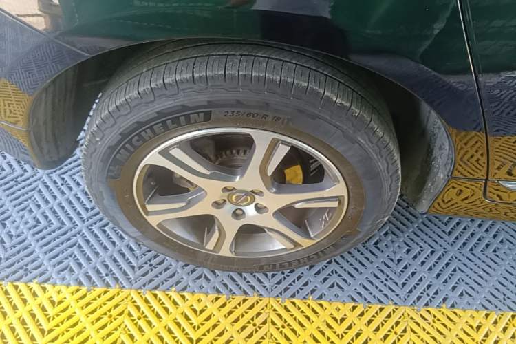 Used Volvo XC60 2015 T5 Zhiya Edition Right Rear Wheel Hub