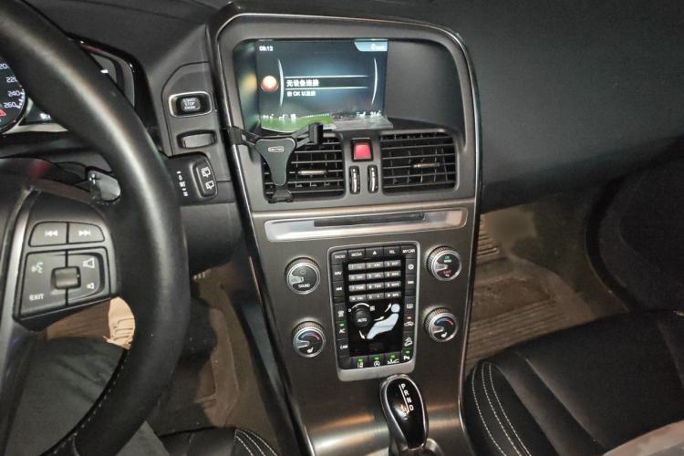 Used Volvo XC60 2015 T5 AWD Smart Drive Edition Audio And AC Panel