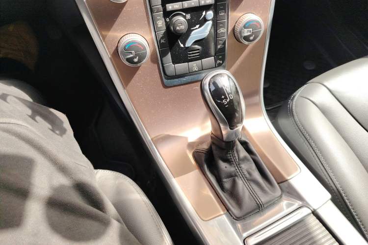 Used Volvo XC60 2015 T5 Smart Upgrade Model Gear Lever