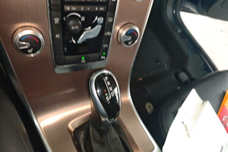 Used Volvo XC60 2015 T5 Smart Upgrade Model Gear Lever