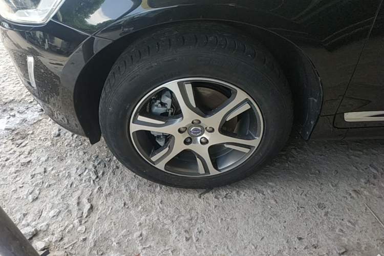 Used Volvo XC60 2015 T5 AWD Zhiyuan Edition Left Front Wheel Hub