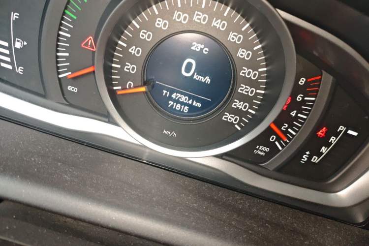 Used Volvo XC60 2015 T5 Smart Upgrade Model Odometer Close Up