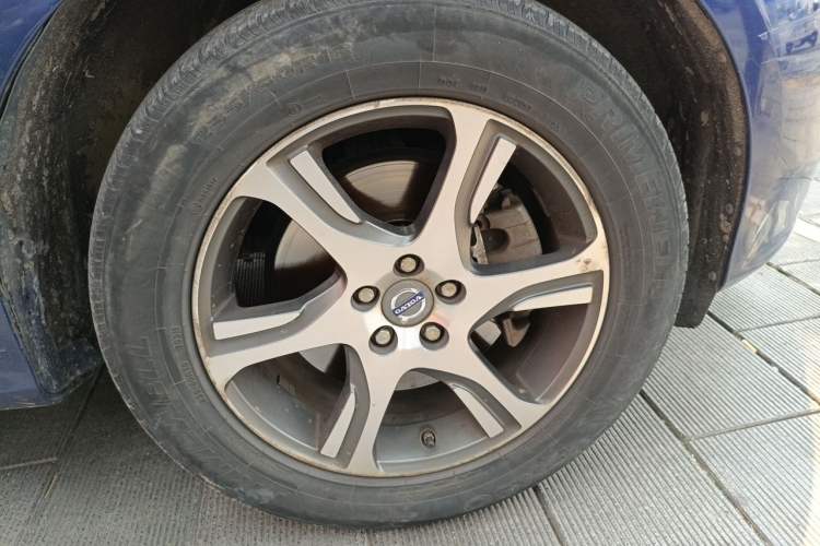 Used Volvo XC60 2015 T5 AWD Zhiyuan Edition Right Front Wheel Hub