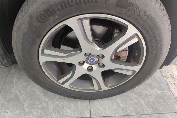 Used Volvo XC60 2015 T5 AWD Zhiyuan Edition Right Front Wheel Hub