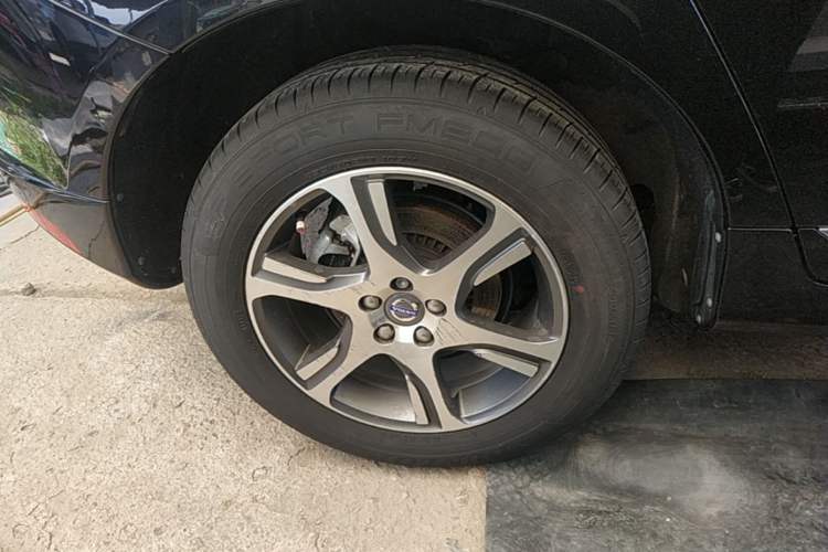 Used Volvo XC60 2015 T5 AWD Zhiyuan Edition Right Rear Wheel Hub