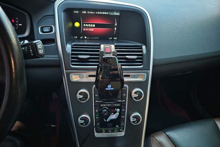 Used Volvo XC60 2015 T5 AWD Smart Drive Edition Audio And AC Panel