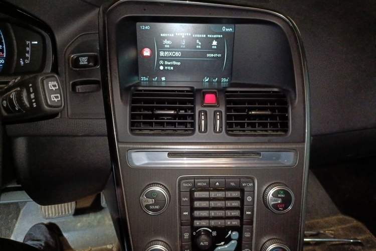 Used Volvo XC60 2015 T5 AWD Smart Drive Edition Audio And AC Panel