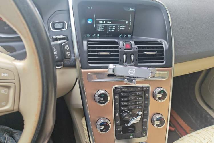 Used Volvo XC60 2015 T5 Smart Upgrade Model Audio And AC Panel