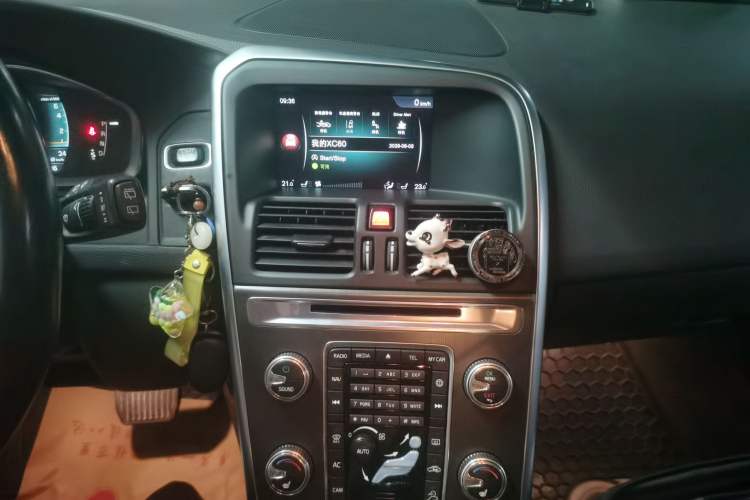 Used Volvo XC60 2015 T5 AWD Smart Drive Edition Audio And AC Panel