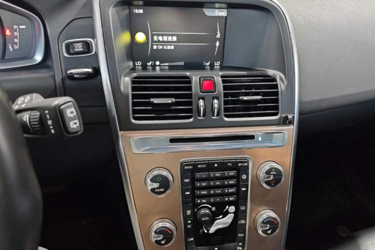 Used Volvo XC60 2015 T5 Smart Upgrade Model Audio And AC Panel