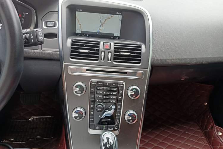 Used Volvo XC60 2015 T5 AWD Smart Drive Edition Audio And AC Panel