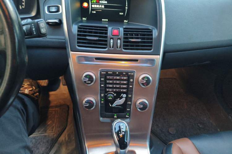 Used Volvo XC60 2015 T5 Smart Edition Audio And AC Panel
