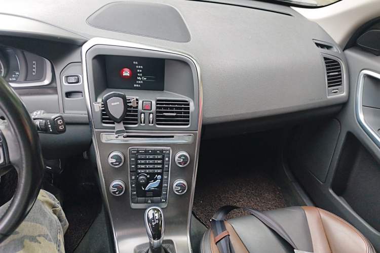 Used Volvo XC60 2015 T5 Smart Upgrade Model Audio And AC Panel