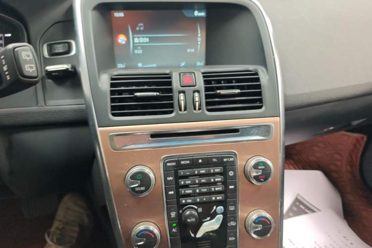Used Volvo XC60 2015 T5 Smart Edition Audio And AC Panel