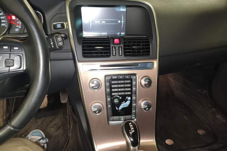 Used Volvo XC60 2015 T5 Smart Upgrade Model Audio And AC Panel