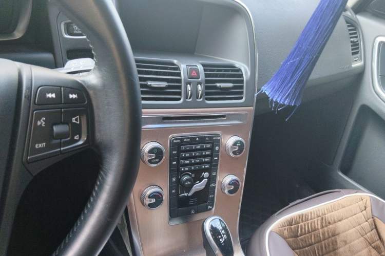 Used Volvo XC60 2015 T5 Smart Edition Audio And AC Panel