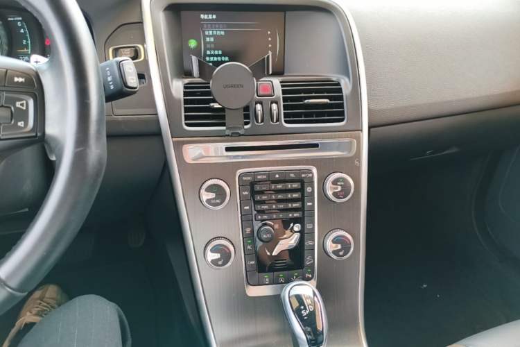 Used Volvo XC60 2015 T5 AWD Smart Drive Edition Audio And AC Panel