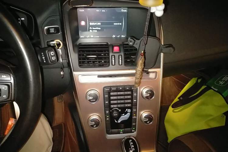 Used Volvo XC60 2015 T5 Smart Upgrade Model Audio And AC Panel