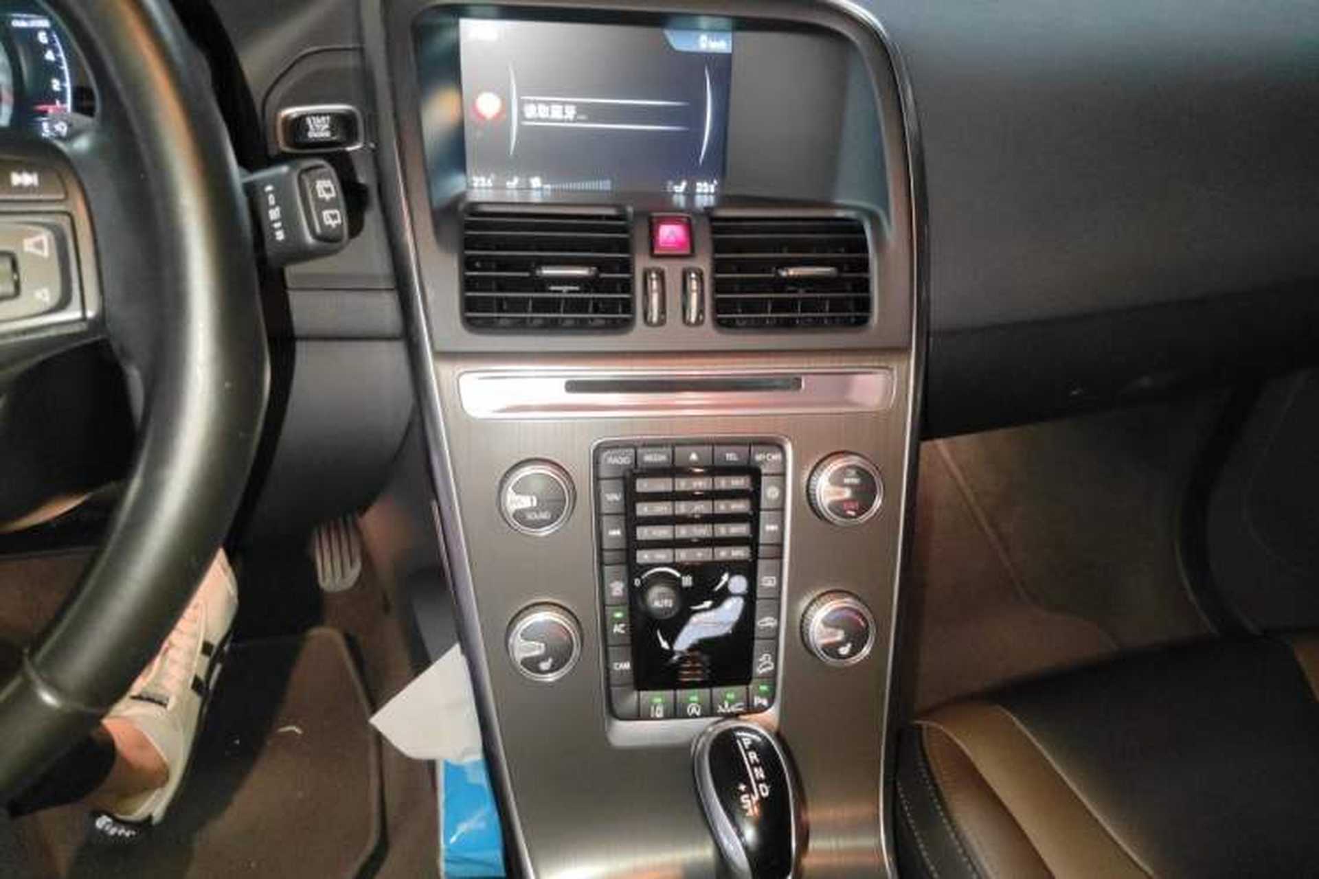 Used Volvo XC60 2015 T5 AWD Smart Drive Edition Audio And AC Panel