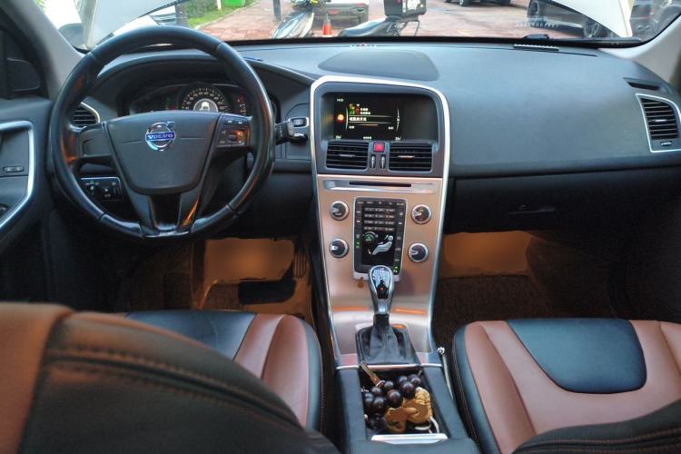 Used Volvo XC60 2015 T5 Smart Edition Center Console