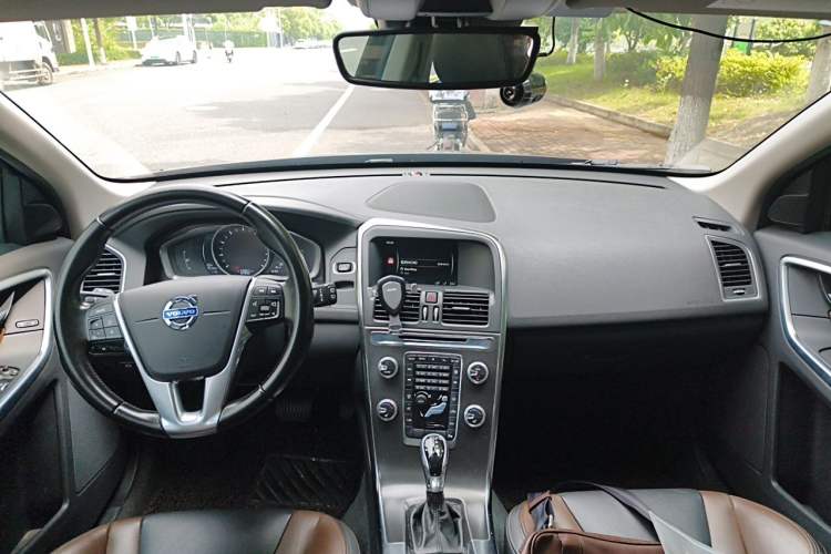 Used Volvo XC60 2015 T5 Smart Upgrade Model Center Console