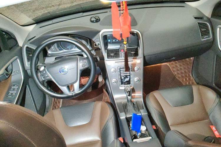 Used Volvo XC60 2015 T5 AWD Smart Drive Edition Center Console