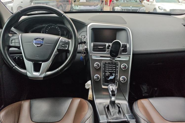 Used Volvo XC60 2015 T5 Smart Upgrade Model Center Console