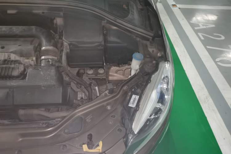 Used Volvo XC60 2015 T5 AWD Zhiyuan Edition Engine Bay Left
