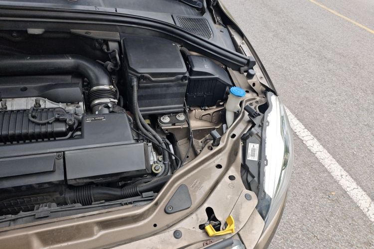 Used Volvo XC60 2015 T5 AWD Zhiyuan Edition Engine Bay Left