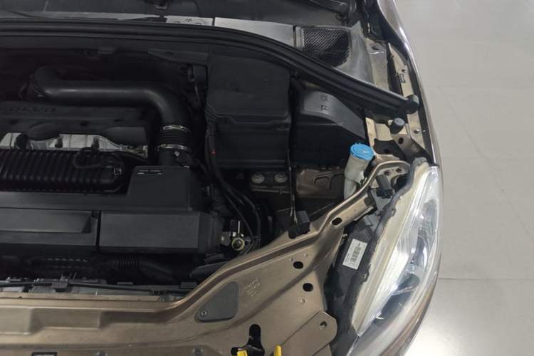 Used Volvo XC60 2015 T5 AWD Zhiyuan Edition Engine Bay Left