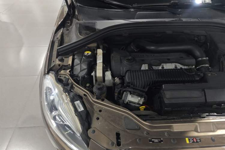 Used Volvo XC60 2015 T5 AWD Zhiyuan Edition Engine Bay Right