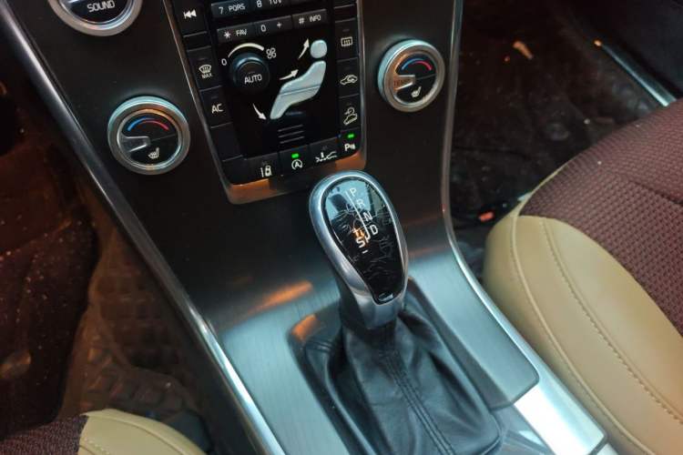 Used Volvo XC60 2015 T5 AWD Zhiyuan Edition Gear Lever