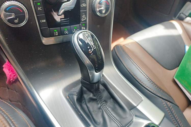 Used Volvo XC60 2015 T5 AWD Smart Drive Edition Gear Lever