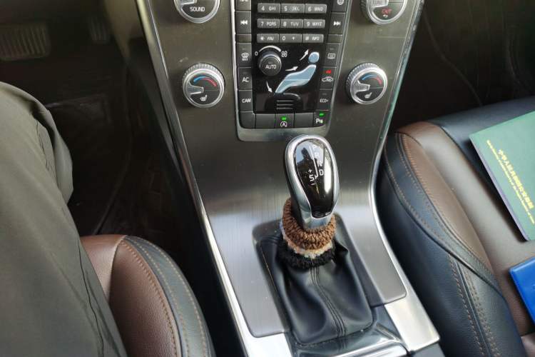 Used Volvo XC60 2015 T5 Smart Upgrade Model Gear Lever