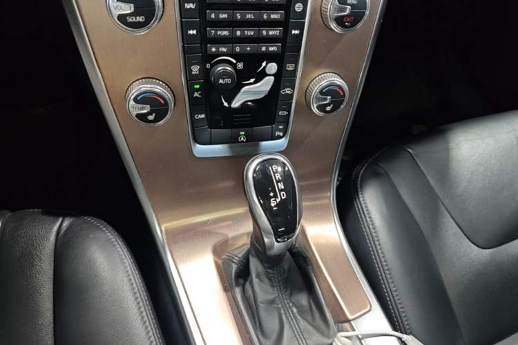 Used Volvo XC60 2015 T5 Smart Upgrade Model Gear Lever