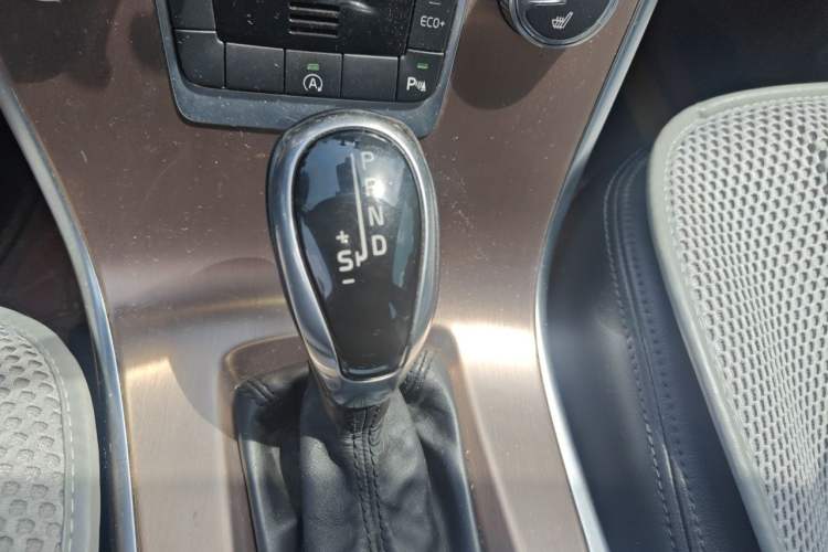 Used Volvo XC60 2015 T5 Smart Edition Gear Lever