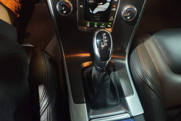 Used Volvo XC60 2015 T5 AWD Zhiyuan Edition Gear Lever