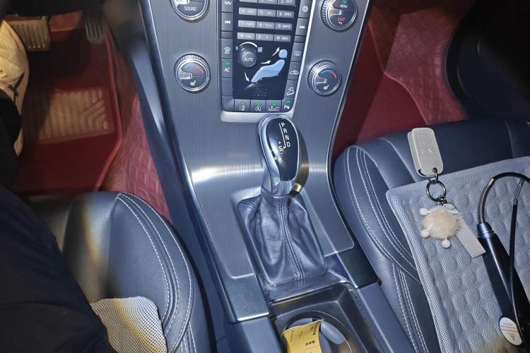 Used Volvo XC60 2015 T5 AWD Zhiyuan Edition Gear Lever