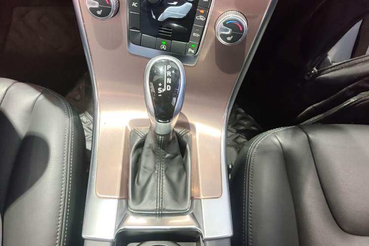 Used Volvo XC60 2015 T5 Smart Upgrade Model Gear Lever