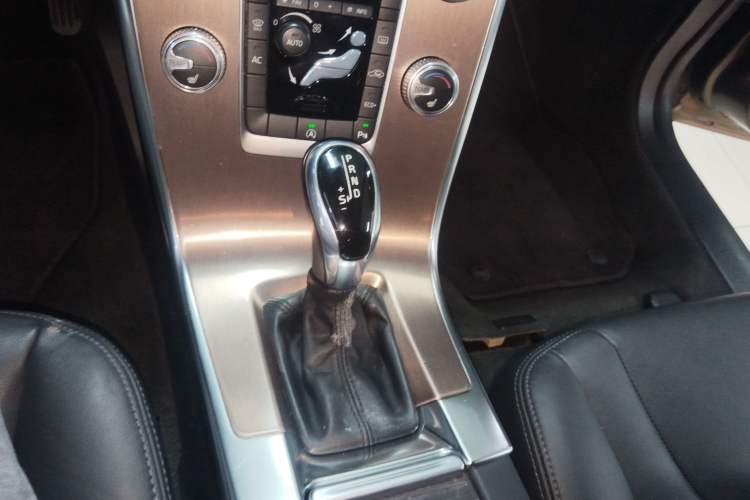 Used Volvo XC60 2015 T5 Smart Upgrade Model Gear Lever