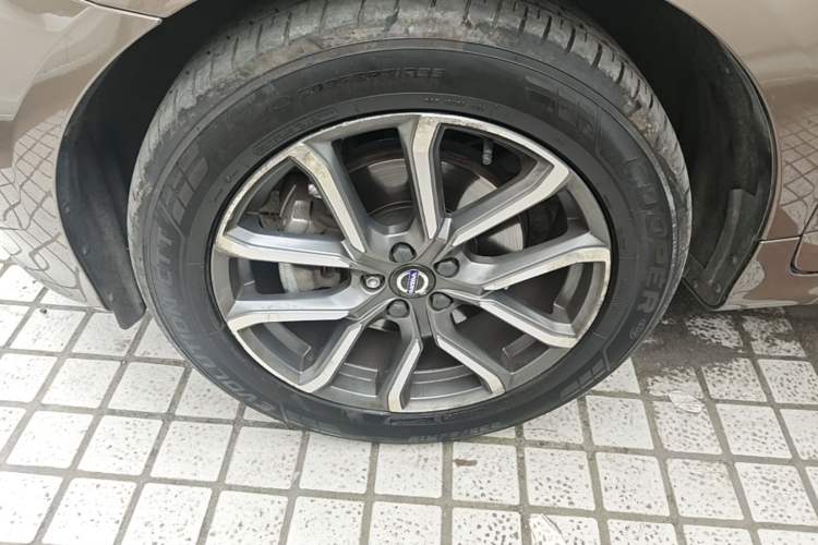 Used Volvo XC60 2015 T5 AWD Smart Drive Edition Left Front Wheel Hub